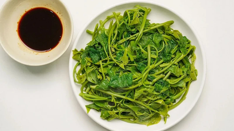 Luộc rau lang bỏ nước luộc đầu giúp hạn chế kali, tránh xào và nấu canh đặc