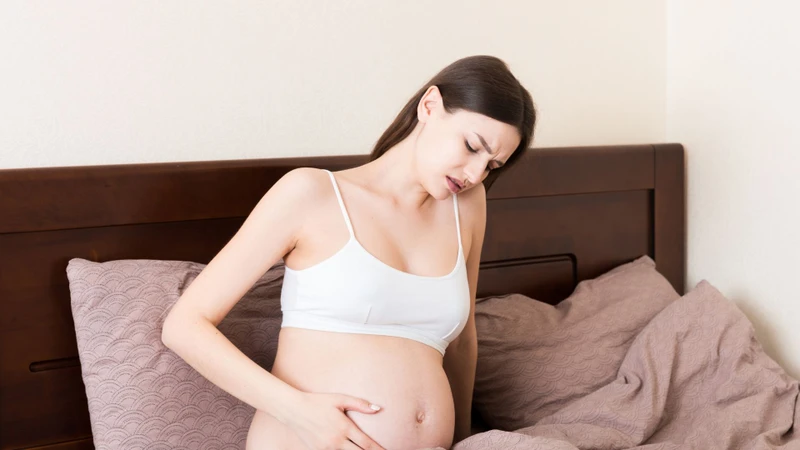 Bà bầu bị đau bụng dưới bên trái thường xuất phát từ hai nhóm nguyên nhân chính là sinh lý và bệnh lý