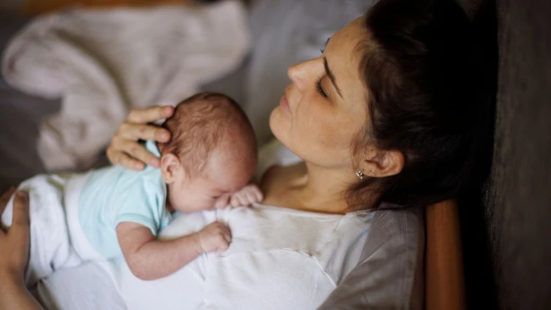 Việc vừa chăm sóc em bé sơ sinh, vừa hồi phục sức khỏe sau băng huyết có thể là một thách thức lớn đối với sản phụ