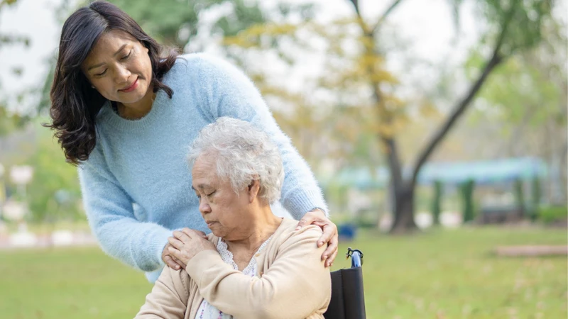 Người lớn tuổi và phụ nữ sau mãn kinh dễ bị loãng xương hơn