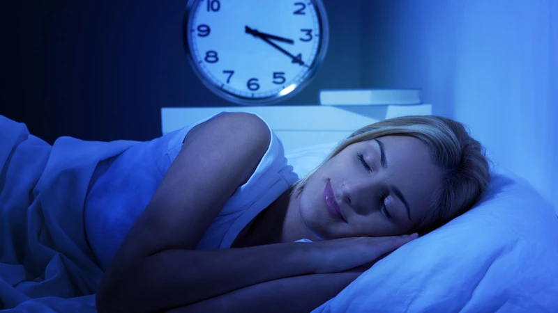 Hạn chế thức khuya, ngủ đủ 7 - 8 giờ mỗi ngày và ngủ trưa ngắn để cơ thể phục hồi năng lượng tốt hơn