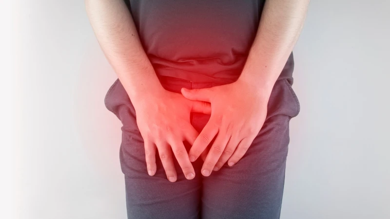Những cú va chạm mạnh khi té ngã, đụng vào vật cứng hoặc tai nạn trong sinh hoạt có thể khiến tinh hoàn bị tổn thương