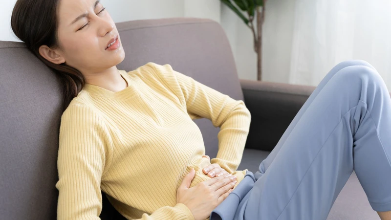 Cơn đau ruột thừa thường xuất hiện đầu tiên ở vùng quanh rốn hoặc thượng vị