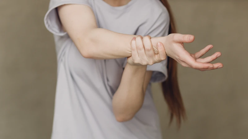 Nguyên nhân gây co giật tay là gì?