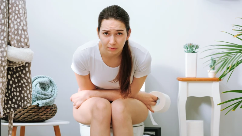 Có nhiều nguyên nhân gây nóng trong người đi cầu ra máu
