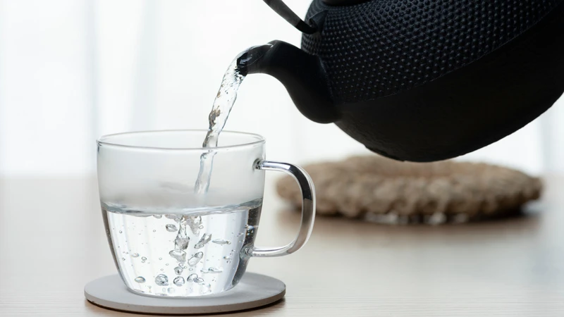 Khi bị sốt nóng lạnh về đêm, nên uống nhiều nước ấm để bù điện giải và hạ nhiệt từ bên trong