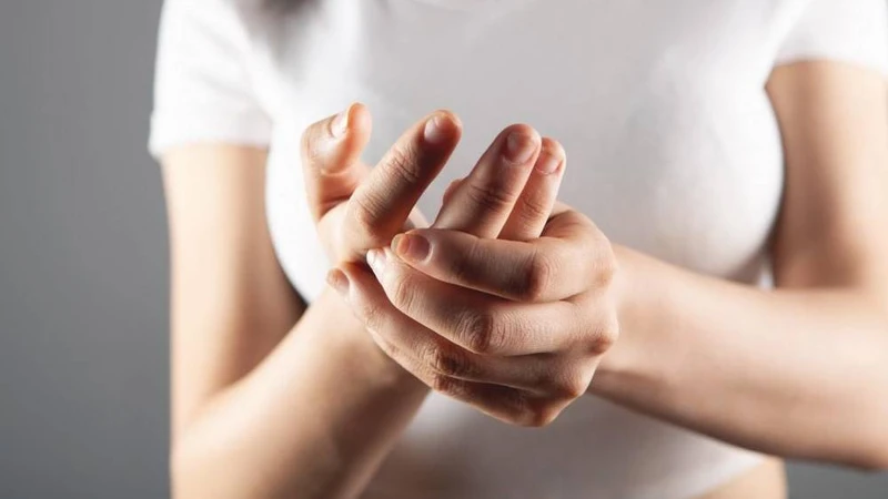 Viêm khớp cấp tính là phản ứng viêm đột ngột tại một hoặc nhiều khớp gây sưng, đỏ, đau khớp