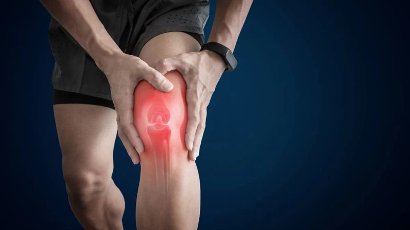 Người bệnh có cảm giác đau dữ dội, nhất là sau khi vận động hoặc về đêm