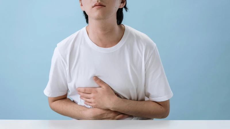 Ngoài đau khớp, người bệnh bị đau bụng, đau ngực, khó thở thì nên đến bệnh viện để kiểm tra