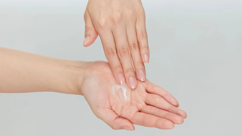 Khí hư sinh lý thường có màu trắng trong hoặc hơi ngà, có độ dính nhẹ và có thể kéo sợi