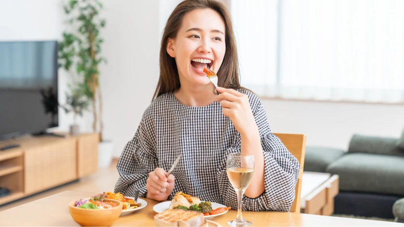 Ăn quá nhanh hoặc quá nhiều khiến hệ tiêu hóa bị quá tải