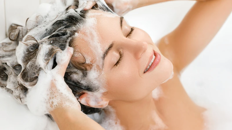 Các loại dầu gội chứa chất kháng nấm hoặc tinh dầu tràm trà có thể hữu ích