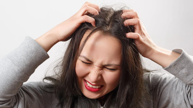 Da quanh nang lông đỏ, đau nhiều thì nên đi đến bác sĩ da liễu thăm khám để được chẩn đoán và điều trị phù hợp