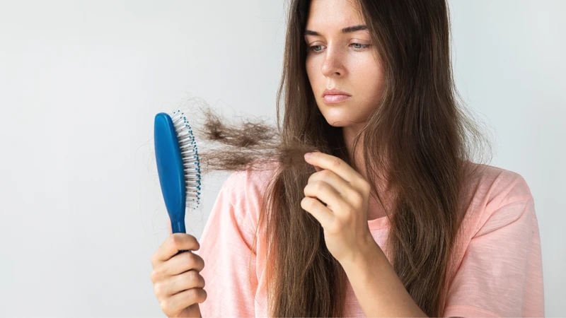 Mất ngủ và rụng tóc có thể ảnh hưởng lẫn nhau