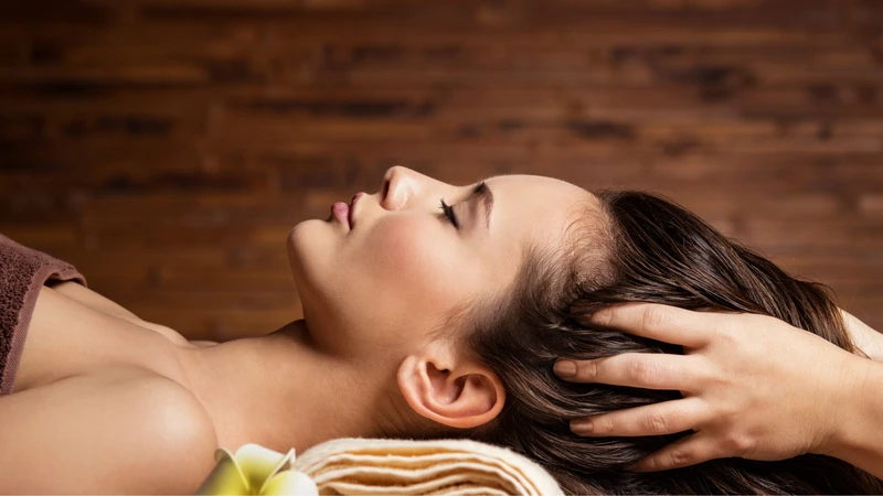 Massage da đầu giúp bạn ngăn rụng tóc và dễ đi vào giấc ngủ