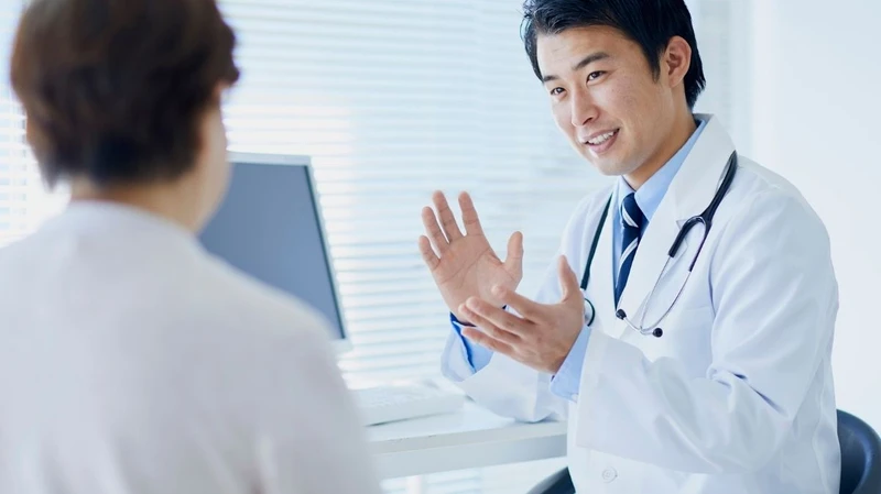 Đau cổ kéo dài hoặc kèm tê yếu tay cần được thăm khám