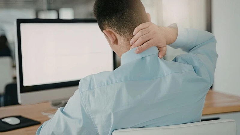 Ngồi cúi đầu lâu có thể làm tăng căng thẳng lên cơ vùng cổ