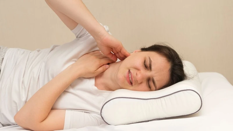 Ngủ dậy bị đau cổ không quay được có thể do ngủ sai tư thế