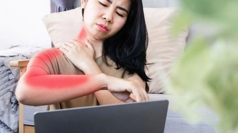 Đau cổ lan xuống tay có thể liên quan đến kích thích hoặc chèn ép thần kinh