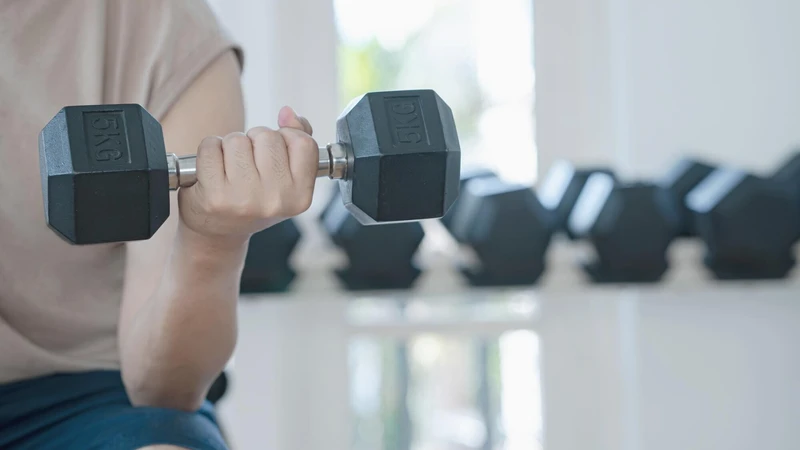 Đau cơ bắp tay là hiện tượng bình thường sau khi tập luyện cường độ cao hoặc làm việc lặp lại như nâng vật nặng