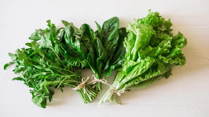 Bổ sung nước và các thực phẩm giàu kali, magie như rau xanh giúp ngăn ngừa co cơ và giảm đau hiệu quả