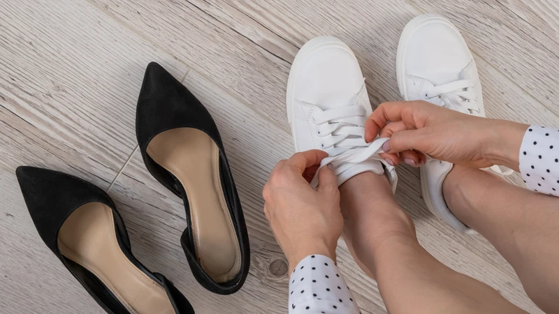 Giày dép phù hợp và kéo giãn nhẹ nhàng giúp giảm đau bàn chân