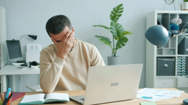 Căng thẳng kéo dài có thể ảnh hưởng đến nội tiết tố và các phản ứng viêm trong cơ thể, gián tiếp làm tăng nguy cơ tổn thương khớp