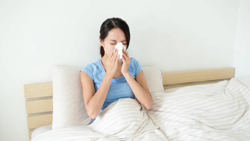 Nguyên nhân gây cảm lạnh khi nhiễm nước mưa và triệu chứng nhận biết