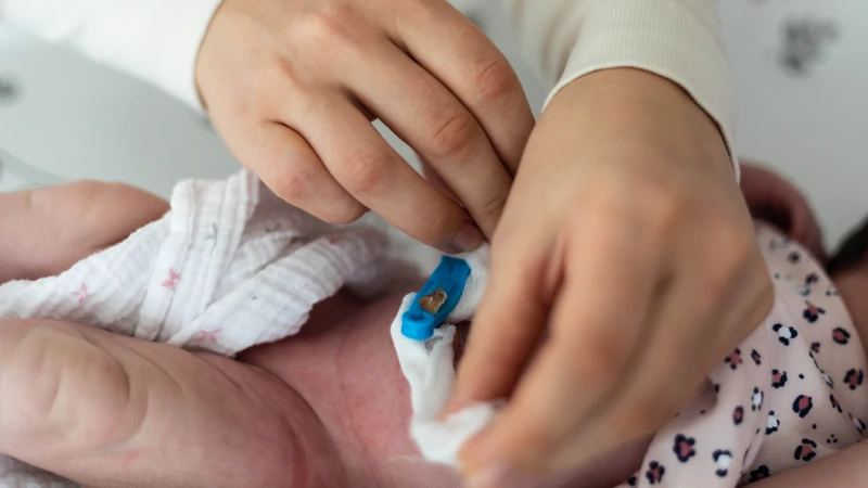 Nguyên nhân và cách xử lý an toàn khi trẻ sơ sinh rụng rốn nhưng vẫn rỉ máu 3