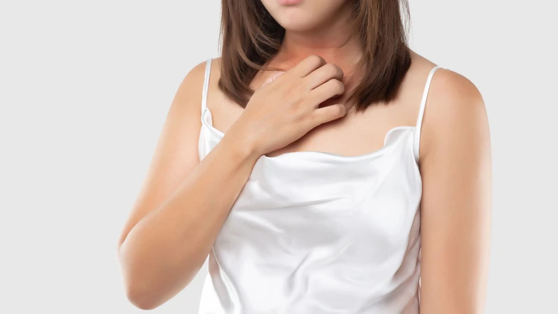 Người trưởng thành mắc viêm da cơ địa thường có nền tảng cơ địa dị ứng hoặc trong gia đình có người từng bị các bệnh lý như chàm, hen phế quản