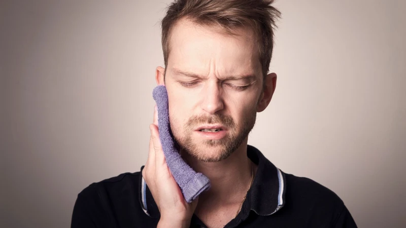Thói quen nhai 1 bên có thể hình thành do bệnh lý răng miệng