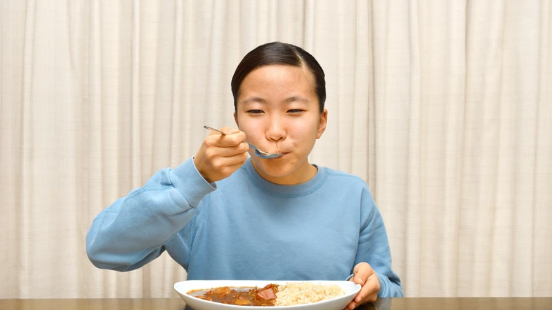 Nhai nhiều 1 bên trong thời gian dài có thể tiềm ẩn một số ảnh hưởng đến khuôn mặt