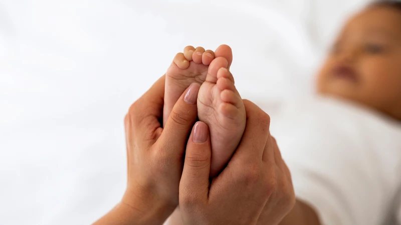 Cha mẹ thường nhận thấy trẻ sơ sinh ít vận động, ít đạp chân tay hoặc cử động yếu ớt, không linh hoạt như bình thường