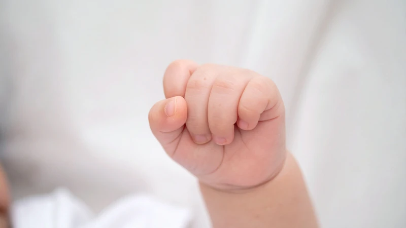 Ở trẻ có nguy cơ bại não, một số phản xạ như giật mình dang tay hoặc nắm tay chặt có thể kéo dài bất thường