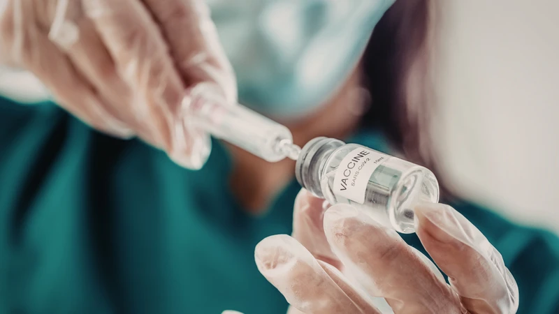 Tiêm vắc xin phòng cúm định kỳ hằng năm