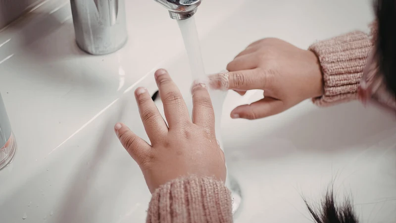 Giữ vệ sinh cá nhân giúp giảm nguy cơ lây lan trong cộng đồng trẻ nhỏ