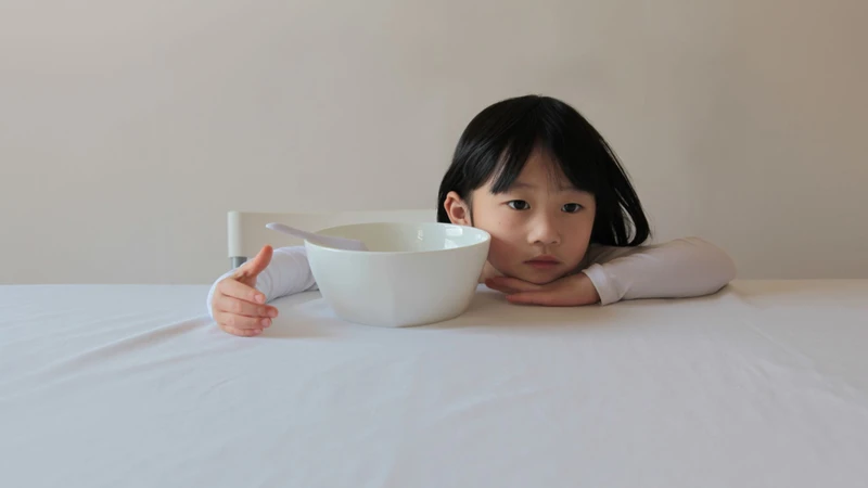 Đau miệng do tay chân miệng có thể khiến trẻ biếng ăn hoặc bỏ bú