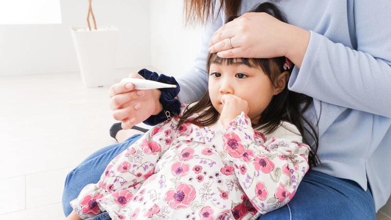 Sốt cao kéo dài hoặc giật mình nhiều lần là dấu hiệu cảnh báo nguy hiểm