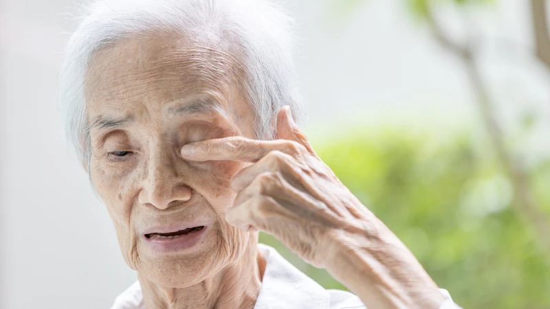 Thoái hóa điểm vàng liên quan đến tổn thương hoàng điểm và thường gặp ở người lớn tuổi