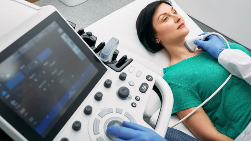 Bác sĩ đánh giá nhiều đặc điểm của nhân tuyến giáp trên hình ảnh siêu âm