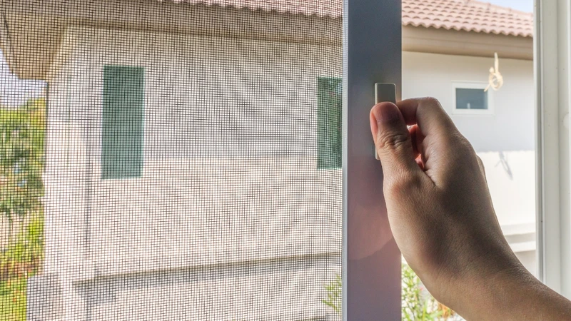 Ưu tiên lắp cửa lưới chống muỗi và sử dụng màn ngủ thay thế nhang muỗi