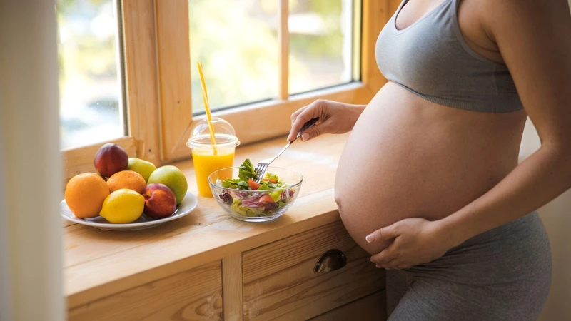 Phụ nữ có thai cần tăng cường rau xanh, trái cây để bổ sung vitamin, chất xơ và khoáng chất cho mẹ và bé