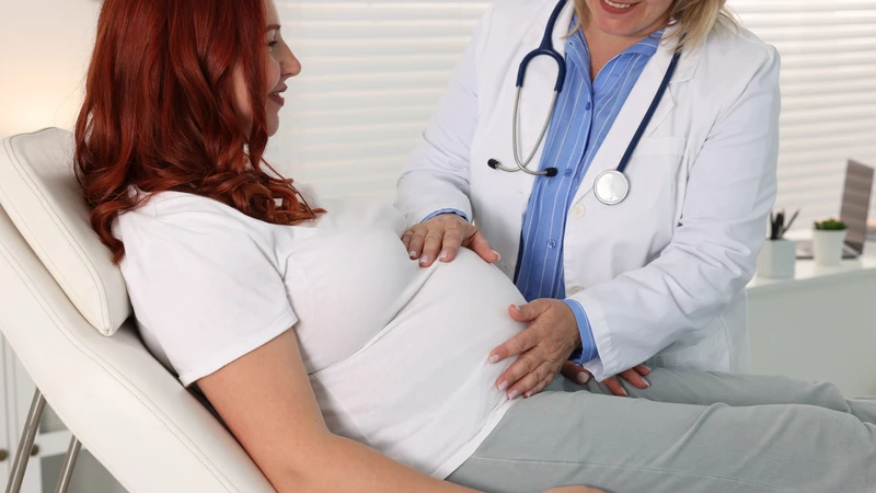 Khám và tư vấn với bác sĩ sản khoa là điều cần thiết để có một thai kỳ an toàn