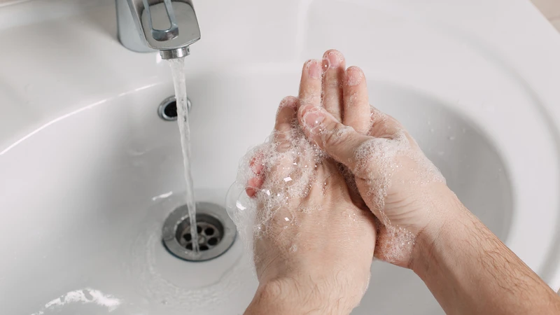 Mẹ bầu hãy rửa tay thường xuyên bằng xà phòng, đặc biệt sau khi tiếp xúc nơi công cộng để hạn chế nguy cơ lây nhiễm