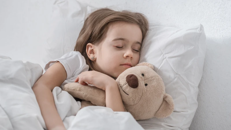 Chăm sóc đúng giúp bé dễ chịu hơn sau tiêm phòng