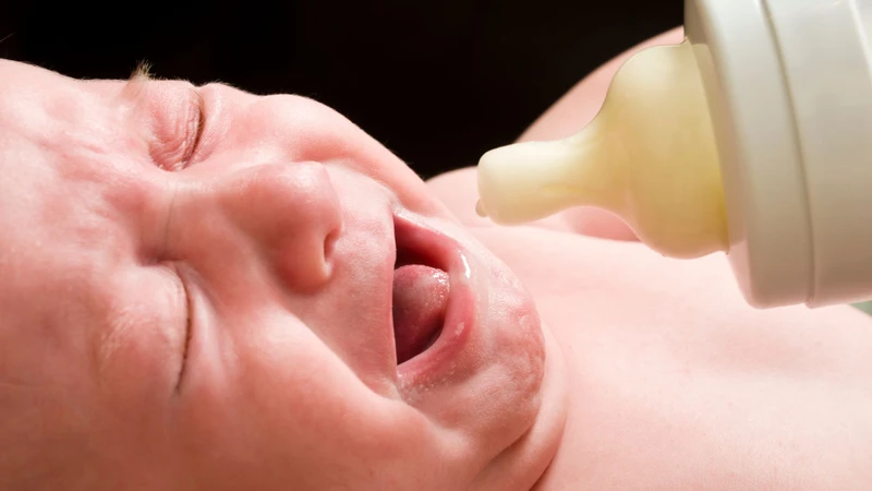 Sữa quá nóng có thể khiến trẻ đột ngột khóc thét khi uống