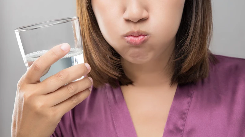 Súc miệng với nước muối ấm hỗ trợ giảm viêm làm dịu cơn đau