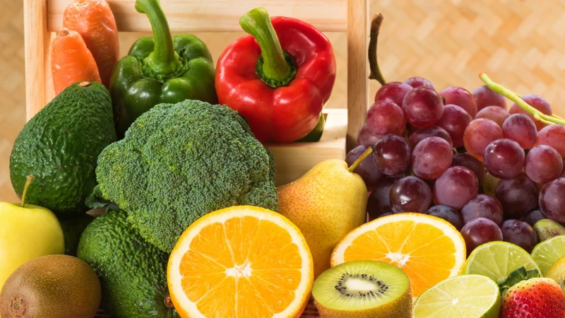 Người bị nhiệt lưỡi nên ăn nhiều trái cây tươi và rau xanh