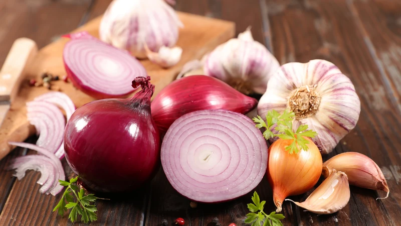 Ăn nhiều tỏi và hành tây có thể khiến phân nặng mùi hơn