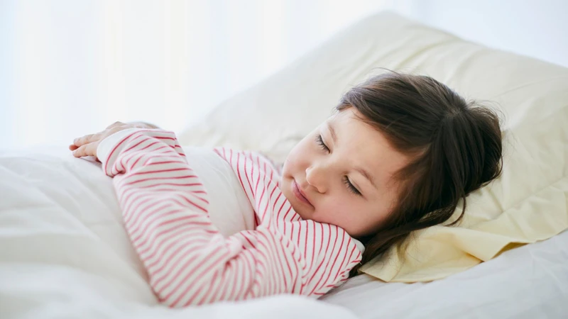 Đảm bảo cho trẻ ngủ đủ giấc mỗi ngày sẽ giúp ổn định nhịp tim